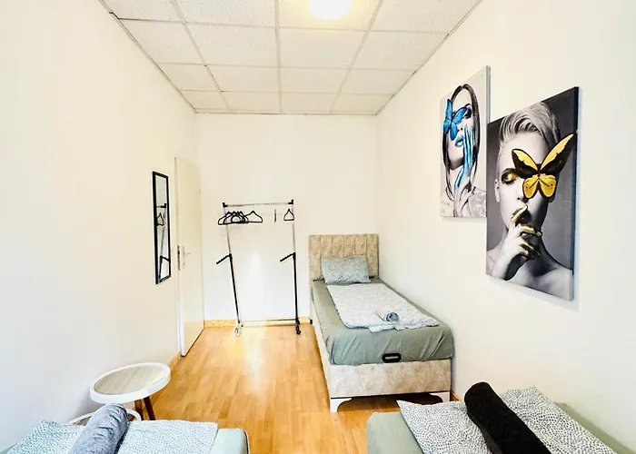 Simple Two Private With Shared Living Area In Daire Viyana