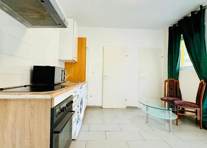Simple Two Private With Shared Living Area In Daire Viyana
