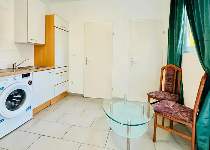 Simple Two Private With Shared Living Area In Viyana