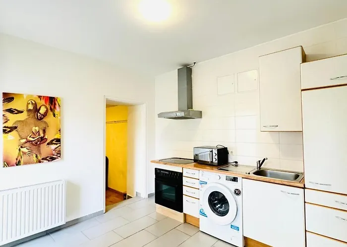 Simple Two Private With Shared Living Area In Viyana
