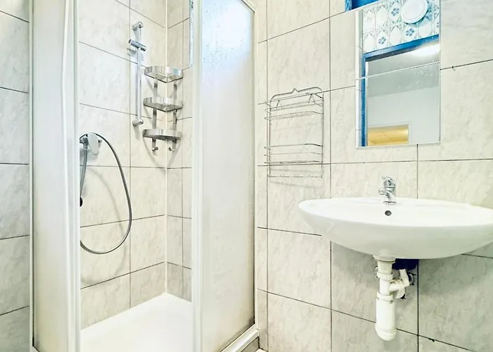 Simple Two Private With Shared Living Area In Daire