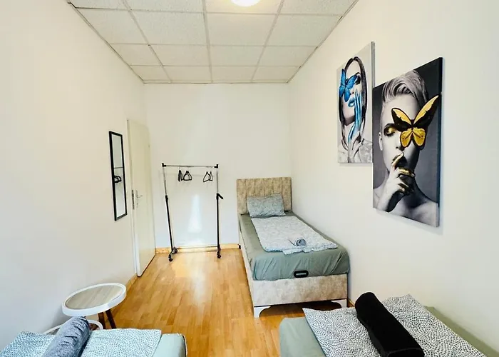 Simple Two Private With Shared Living Area In Daire *