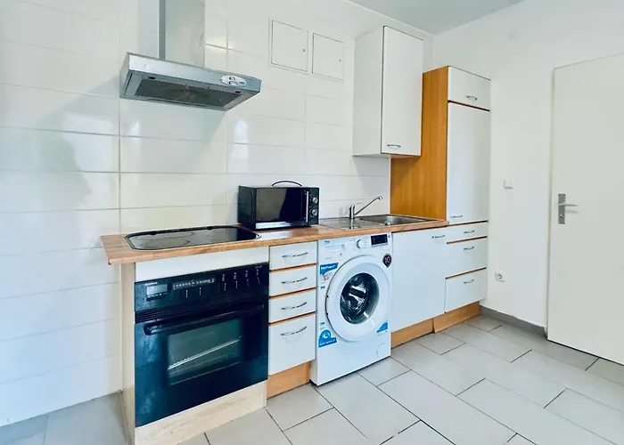 Simple Two Private With Shared Living Area In Viyana